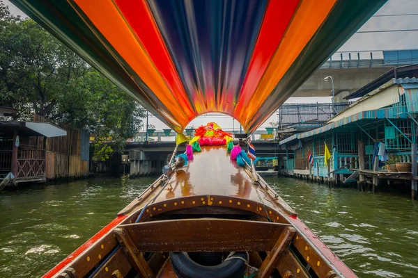 Binnenaanzicht van een lange staart boot met vooraanzicht zeilen op yai kanaal of Khlong Bang Luang toeristische attractie in Thailand — Stockfoto