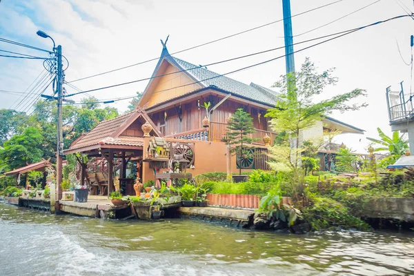 Vista al aire libre de la hermosa casa flotante de madera en el río Chao Phraya. Tailandia, Bangkok — Foto de Stock