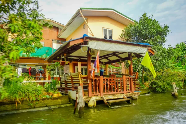 Vista ao ar livre da linda casa de madeira flutuante no rio Chao Phraya. Tailândia, Bangkok — Fotografia de Stock