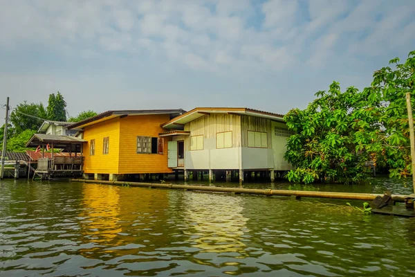 Vista esterna di splendida casa galleggiante in legno con un gasdotto sul fiume Chao Phraya. Thailandia, Bangkok — Foto Stock