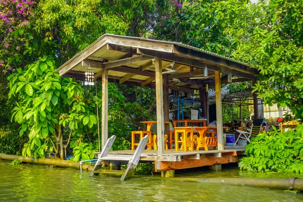 Venkovní pohled na potrubí v blízkosti budovu na řece Chao Phraya. Thajsko, Bangkok — Stock fotografie