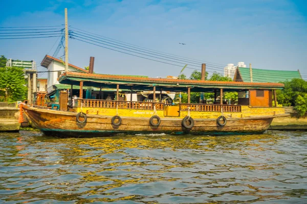 Buiten beeld van een verroeste en oude boot op riverside yai kanaal of Khlong Bang Luang toeristische attractie in Thailand — Stockfoto