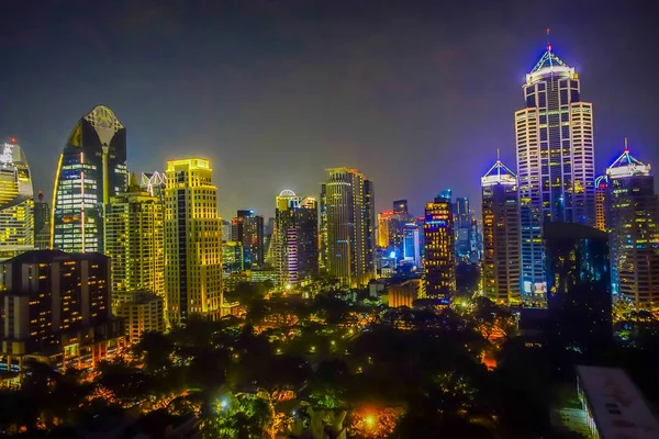 Bangkok Nacht Stadt Skyline .panoramische und perspektivische Ansicht Licht Gold Hintergrund des Glashochhauses Wolkenkratzer kommerziellen Zukunft. Geschäftskonzept des Erfolgs Industrie Tech-Architektur — Stockfoto