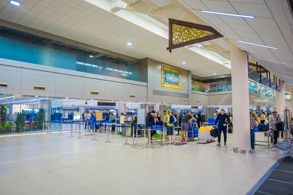 BANGKOK, THAILANDIA - 09 FEBBRAIO 2018: Vista interna di persone non identificate che camminano all'interno del moderno Aeroporto Internazionale di Bangkok, nel nord della Thailandia — Foto Stock