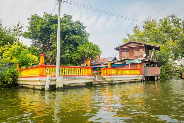 BANGKOK, TAILANDIA - 09 DE FEBRERO DE 2018: Vista exterior del edificio a orillas del río cerca del río Chao Phraya. Tailandia, Bangkok — Foto de Stock
