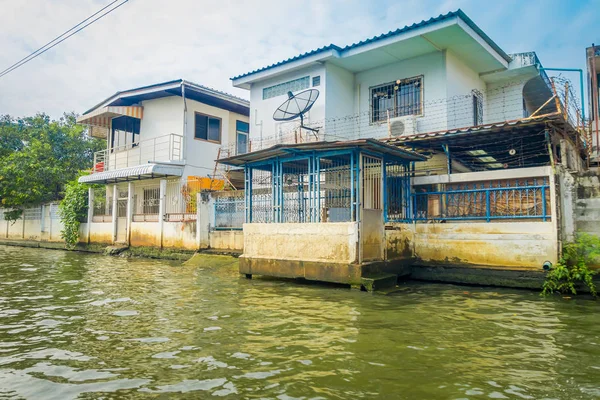 Casa povera galleggiante sul fiume Chao Phraya. Thailandia, Bangkok . — Foto Stock