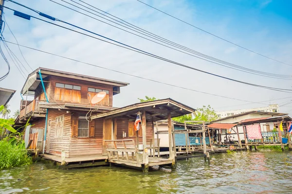 BANGKOK, THAILANDIA - 09 FEBBRAIO 2018: Vista esterna della casa galleggiante in legno sul fiume Chao Phraya. Thailandia, Bangkok — Foto Stock