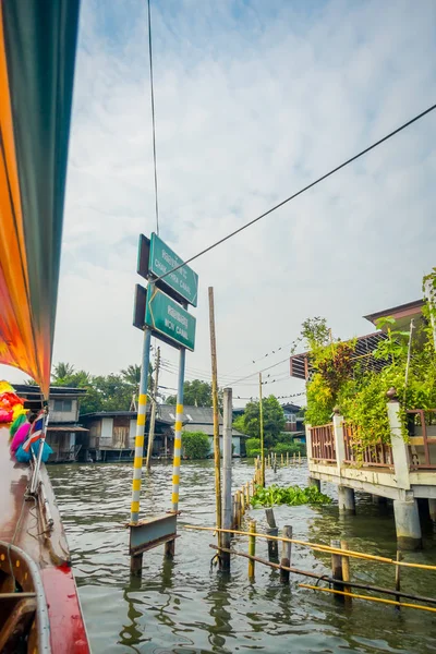 BANGKOK, THAILANDIA - 09 FEBBRAIO 2018: Vista esterna di splendide case galleggianti con segno informativo del nome dei canali sul fiume Chao Phraya. Thailandia, Bangkok — Foto Stock
