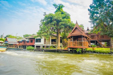 Bangkok, Tayland - 09 Şubat 2018: Chao Phraya Nehri üzerinde yüzen ev açık bakış. Tayland, Bangkok