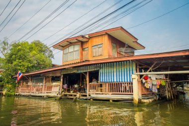 Bangkok, Tayland - 09 Şubat 2018: Chao Phraya Nehri üzerinde yüzen ev açık bakış. Tayland, Bangkok