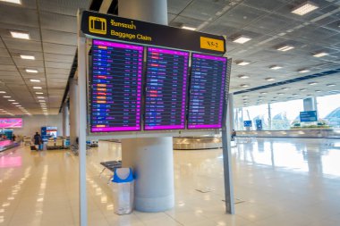 Bangkok, Tayland - 01 Şubat 2018: Yakın bir bilgilendirici işaret Bangkok Uluslararası Havaalanı içinde Bagaj talep alanının bu Havaalanı Kuzey Tayland doldu