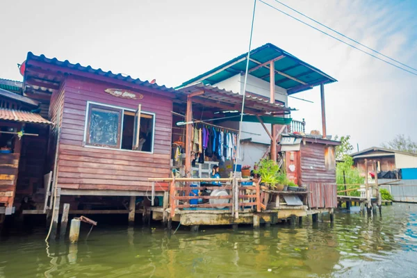 BANGKOK, THAILANDIA - 09 FEBBRAIO 2018: Vista esterna della povera casa galleggiante in legno sul fiume Chao Phraya. Thailandia, Bangkok — Foto Stock