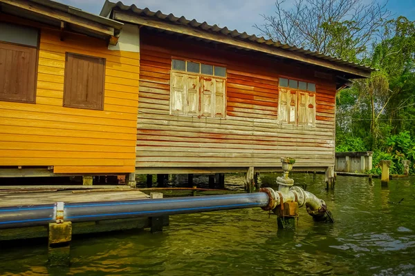 Vista al aire libre de la hermosa casa de madera flotante con un oleoducto en el río Chao Phraya. Tailandia, Bangkok — Foto de Stock