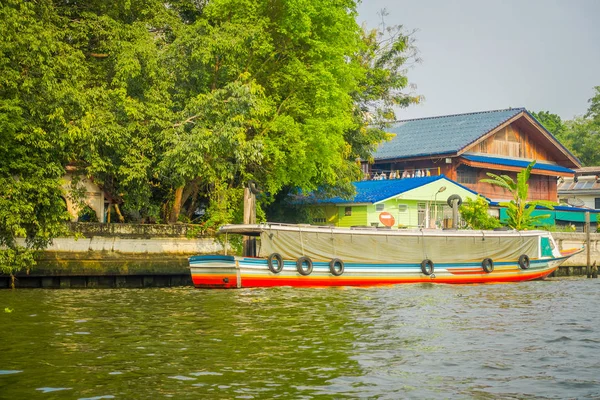 Hosszú farok hajót parkolt a riverside Bangkok yai-csatorna vagy Khlong Bang Luang, Thaiföld — Stock Fotó