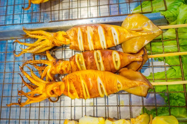 Powyżej widok grill squid na rynku w Bangkok, Tajlandia — Zdjęcie stockowe