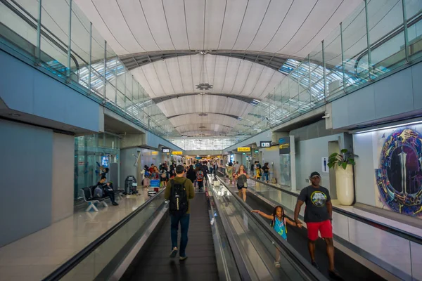 BANGKOK, TAILANDIA - 01 DE FEBRERO DE 2018: Vista interior de personas no identificadas caminando en escalera plana eléctrica en el Hall de Llegada en el Aeropuerto Internacional Don Mueang —  Fotos de Stock