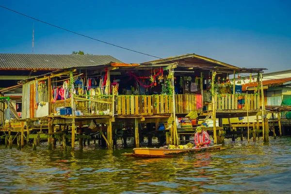 BANGKOK, TAILANDIA, 08 DE FEBRERO DE 2018: Vista al aire libre del hombre no identificado en un barco, mercado flotante en Tailandia — Foto de Stock