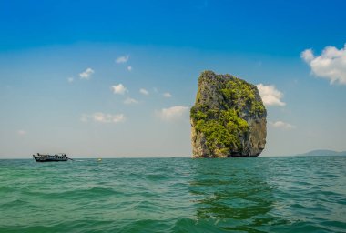 Bir güzel güneşli gün ve turkuaz su Poda adada deniz ortasında büyük Dağları'nın açık görünüm