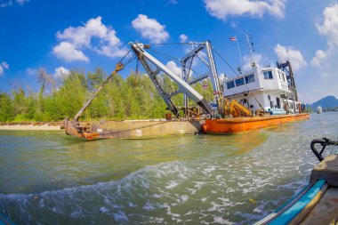 Ao Nang, Tayland - 09 Şubat 2018: Nehirde bir bulanık doğa arka plan ile yelken bir rampa ile büyük teknenin açık görünüm