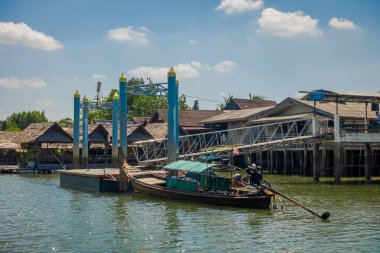 Ao Nang, Tayland - 19 Şubat 2018: Uzun kuyruk balıkçı tekneleri nehire yakın Balık çiftlikleri Krabi il, Güney Tayland, nehirde yer alan bir eski binalar içinde güzel açık görünümü