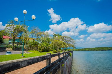 Krabi, Tayland - 19 Şubat 2018: Krabi town, Tayland nehre yakın patika muhteşem açık görünümü. Sık sık yürüyüş rahatla ve egzersiz Krabi sabah yerel halkın