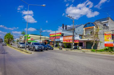 Krabi, Tayland - 19 Şubat 2018: Bir Krabi town traffict ve bazı binalarda Merkezi Krabi Town açık görünüm
