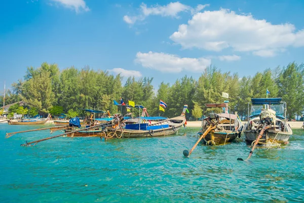 Відкритий вид риболовлі тайський човни поспіль у Po-da острів, провінція Крабі, Андаманське море, південь від Таїланду — стокове фото