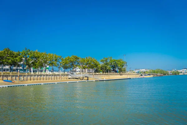 KRABI, TAILANDIA - 19 DE FEBRERO DE 2018: Vista exterior de la orilla del río en la ciudad de Krabi, Tailandia. La gente local a menudo camina relajarse y hacer ejercicio por la mañana en la frontera — Foto de Stock