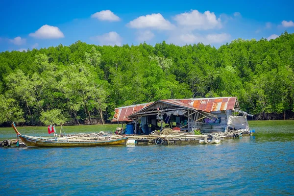 AO NANG, THAILAND - FEVEREIRO 19, 2018: Vista ao ar livre da casa muito antiga e danificada flutuando no rio perto dos manguezais na província de Krabi, sul da Tailândia — Fotografia de Stock