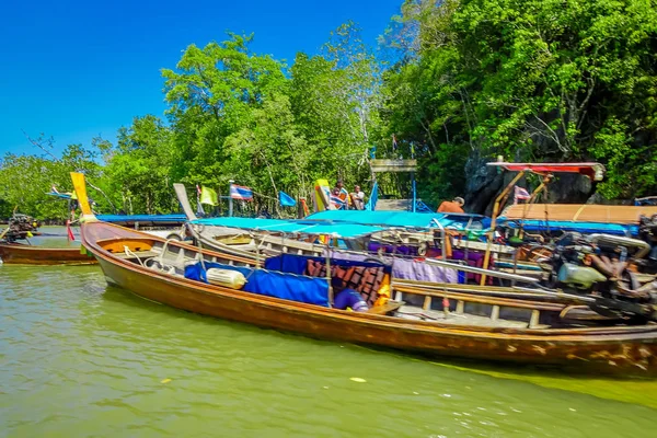 Ao Nang, Thailand - 19 februari 2018: Buiten beeld van vissersboten van de lange staart in de rivier dicht bij metalen structuur in de pier ligt in de rivier in Krabi provincie, Zuid Thailand — Stockfoto