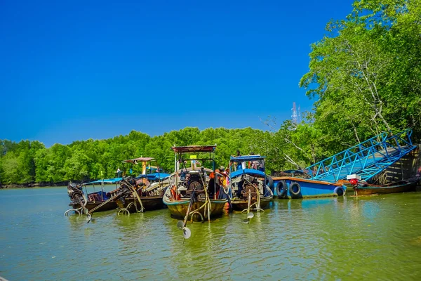 AO NANG, TAILÂNDIA - FEVEREIRO 19, 2018: Barcos de pesca de cauda longa na margem do rio perto da estrutura metálica no cais localizado no rio na província de Krabi, sul da Tailândia — Fotografia de Stock