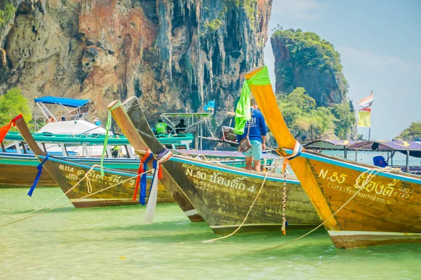 PHRA NANG, THAILAND - 09 февраля 2018 года: Вид на море для коренных жителей на длинных хвостовых лодках на берегу острова Пхра Нанг в великолепный солнечный день и бирюзовую воду — стоковое фото