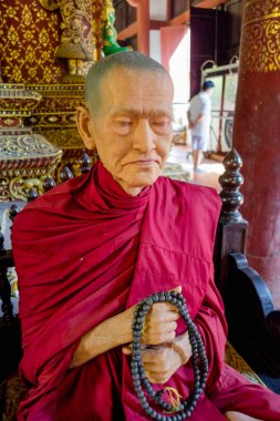 Chiang Mai, Tayland, 06 Mart 2018: balmumu heykel Budist rahip tapınakta görünümünü şaşırtıcı