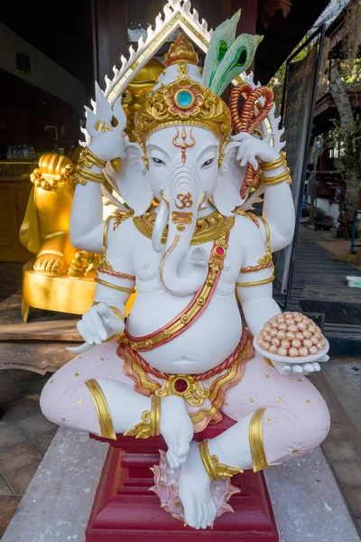 BANGKOK, TAILANDIA, 08 DE FEBRERO DE 2018: Vista al aire libre de la figura blanca de elefante moldeado que tiene diseño tailandés dentro de un templo — Foto de Stock