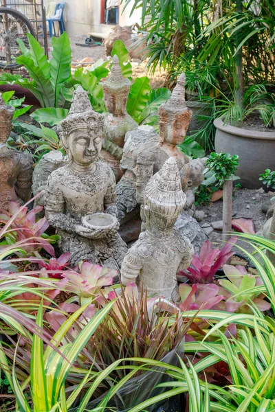 Близько від невеликих budha статуї у дворі будинку в Чіанг травня, Таїланд — стокове фото
