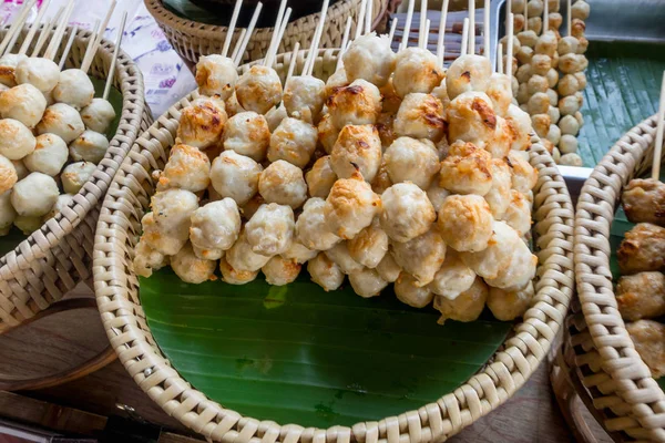 Close up of meat brochette over a straw tray at food street market at Khao San Road, this road is popular among backpacker because budget accommodation and food — Stock Photo, Image