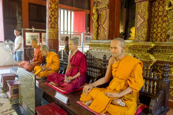 CHIANG MAI, TAILANDIA, 06 DE MARZO DE 2018: Increíble vista de la estatua de cera del monje budista en el templo — Foto de Stock