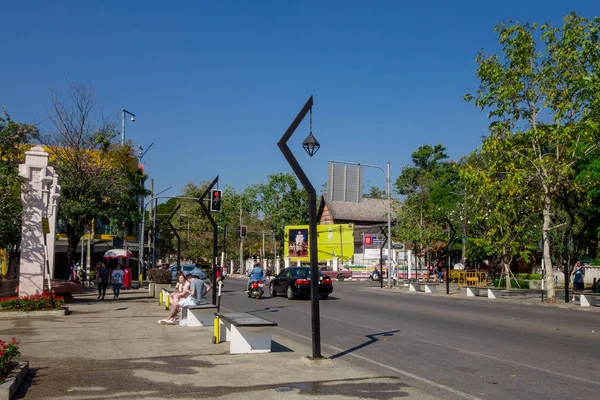 Bangkok, Thajsko, 06 březen 2018: Venkovní pohled neznámých lidí, kteří jdou a některé dopravní, automobilů a motocyklů, jízda v ulicích města Chiang Mai, Thajsko — Stock fotografie