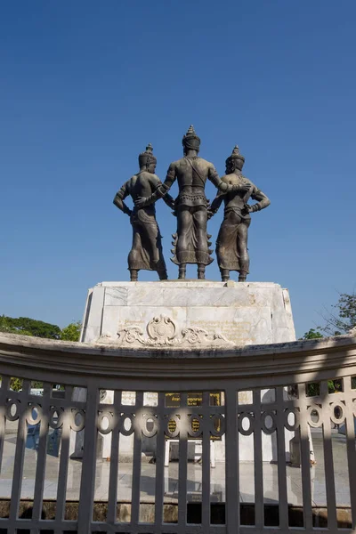彫刻像、3 人の王のバンコク、タイ、2018 年 3 月 6 日: 屋外の眺めは、北タイでの礼拝 — ストック写真