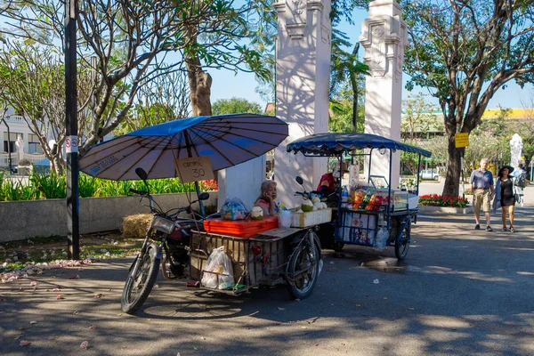 BANGKOK, TAILANDIA, 06 DE MARZO DE 2018: Vista al aire libre de una mujer no identificada con una bicicleta que vende coco en las calles de Chiang Mai, Tailandia —  Fotos de Stock