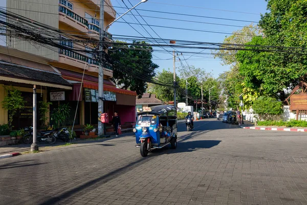 BANGKOK, THAILANDIA, 06 MARZO 2018: Vista esterna della guida non identificata delle motociclette e del trasporto di taxi tuk tuk nelle strade di Chiang Mai, Thailandia — Foto Stock