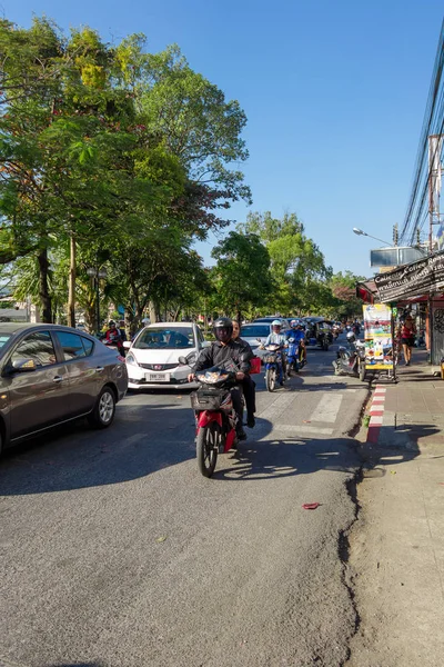 チェンマイの街で乗るバイクや車屋外表示トランスポート バンコク、タイ、2018 年 3 月 6 日: — ストック写真