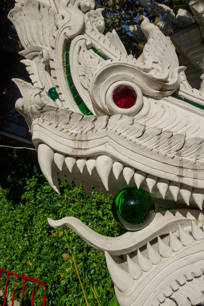 Bangkok, Thailand, 08 februari 2018: Close-up van stenen dragon standbeeld op de Linh Ung pagode — Stockfoto