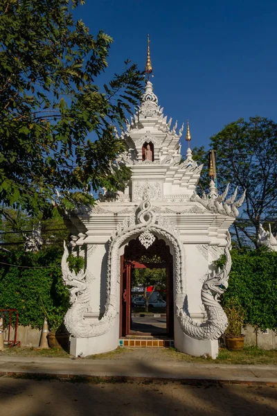 BANGKOK, TAILANDIA, 08 DE FEBRERO DE 2018: Hermosa vista al aire libre de entrada apedreada con estructura tallada, dragón y pájaro al entrar en la pagoda Linh Ung — Foto de Stock