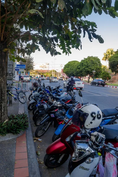 Bangkok, Thaiföld, március 06, 2018: Szabadtéri nézet motorkerékpárok parkolt az utcán sorában Chiang Mai, Thaiföld — Stock Fotó