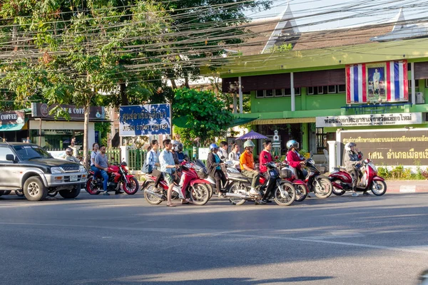 태국, 치앙마이 거리에서 오토바이 타고 정체 불명된 사람들의 방콕, 태국, 2018 년 3 월 6 일: 야외 보기 — 스톡 사진