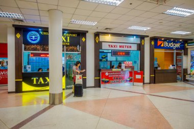 Bangkok, Tayland - 01 Şubat 2018: Kimliği belirsiz bir kadın onun lugage ile yakın Araba Kiralama, Bangkok Uluslararası Havaalanı içinde bir sayaca, Havaalanı Tayland olduğunu