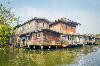 Bangkok, Tayland - 09 Şubat 2018: Kayan zavallı, Chao Phraya Nehri üzerinde bir ev açık bakış. Tayland, Bangkok