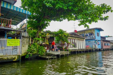 Bangkok, Tayland - 09 Şubat 2018: Kayan zavallı, Chao Phraya Nehri üzerinde bir ev, kimliği belirsiz kişi açık bakış. Tayland, Bangkok