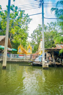 Bangkok, Tayland - 08 Şubat 2018: Açık görüş-in eski yapılarla horizont bir tapınakta bir gloden yapısında, nehir Chao Phraya Nehri üzerinde. Tayland